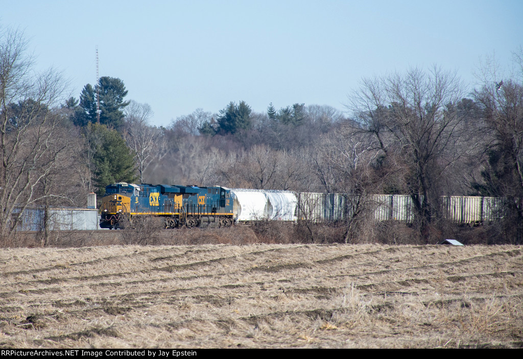 Q425 emerges from the trees as Williams Riding Way